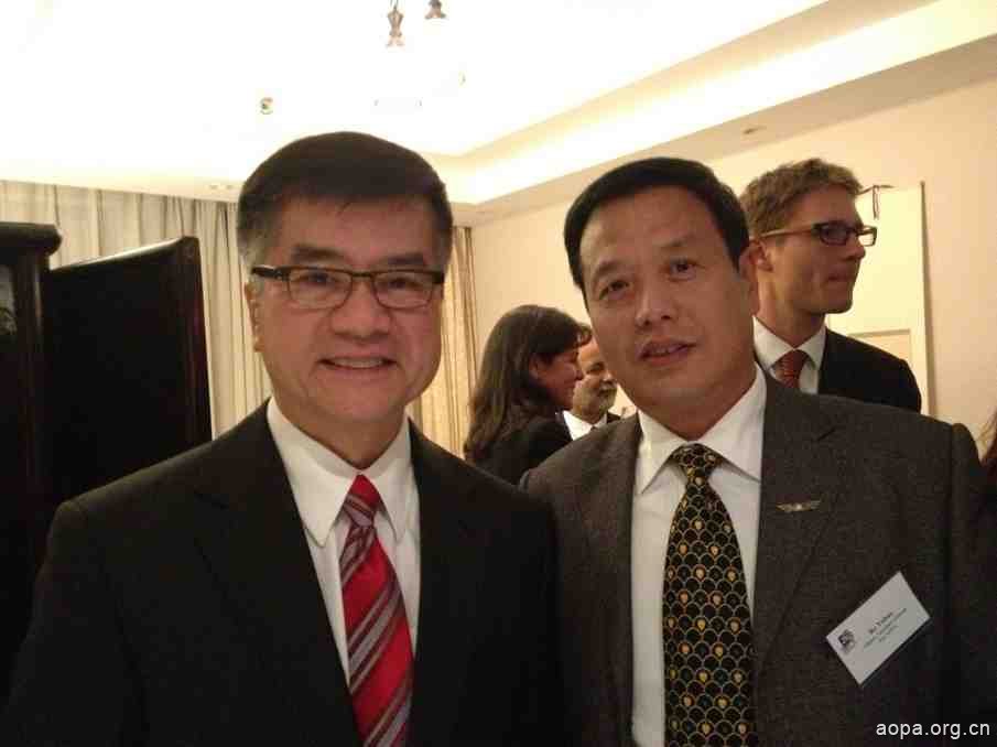 左：骆家辉大使，右：柯玉宝秘书长