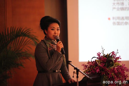 通用国际广告展览有限公司企管部总经理齐娜在公务机座谈会上介绍中国国际通用航空博览会