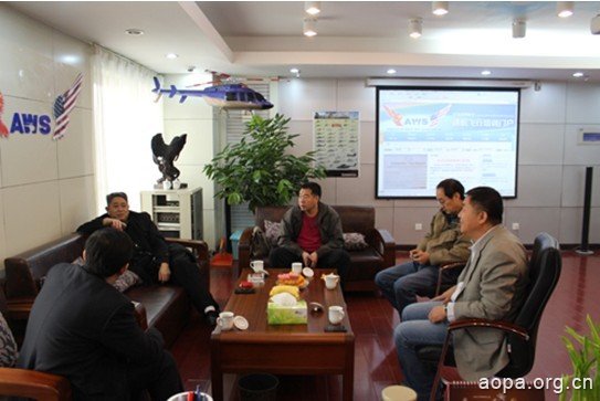 新疆建设兵团航空管理局局长赵景祥参观齐翔航空