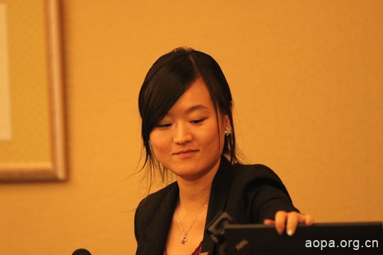 中国AOPA会员与专家委员服务部副主任王夏峥介绍2013AOPA国际飞行训练展会情况