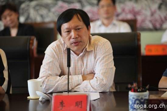 北京国研信息科技有限公司董事长兼总裁李明在会上发言