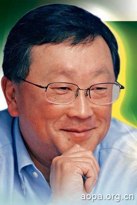 美华人临危受命救“黑莓”被赞“公司医生”(图)