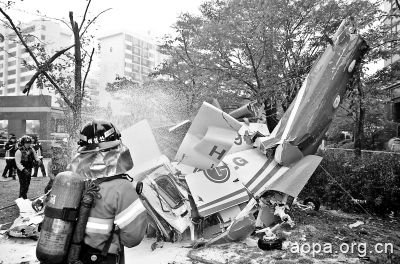 韩LG直升机撞豪宅致死2人