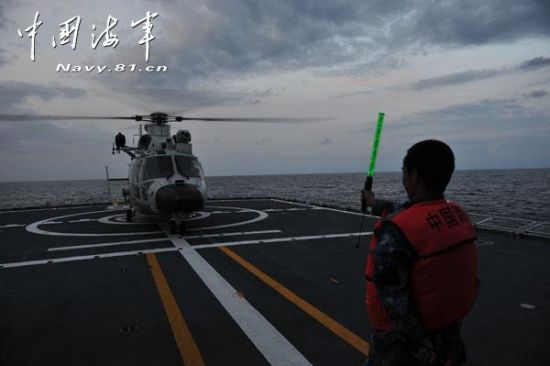 盐城舰在叙外海完成直升机跨昼夜着舰训练(组图)