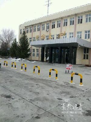 新疆军区直升机为雪海孤岛红山嘴边防连送年货