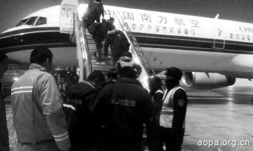 12日晚，新疆地震局地震现场工作队登机赶赴震区
