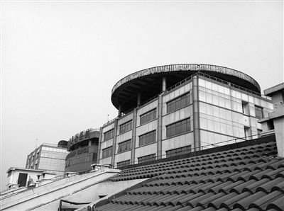 北京友谊医院荒废的停机坪。本报记者 吴江 摄